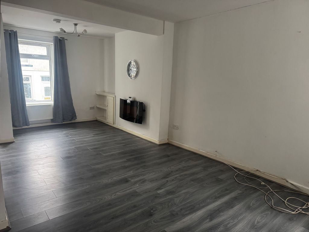 Property photo 3 of 11 Lounge