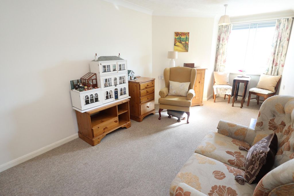 Property photo 2 of 11 Living Room