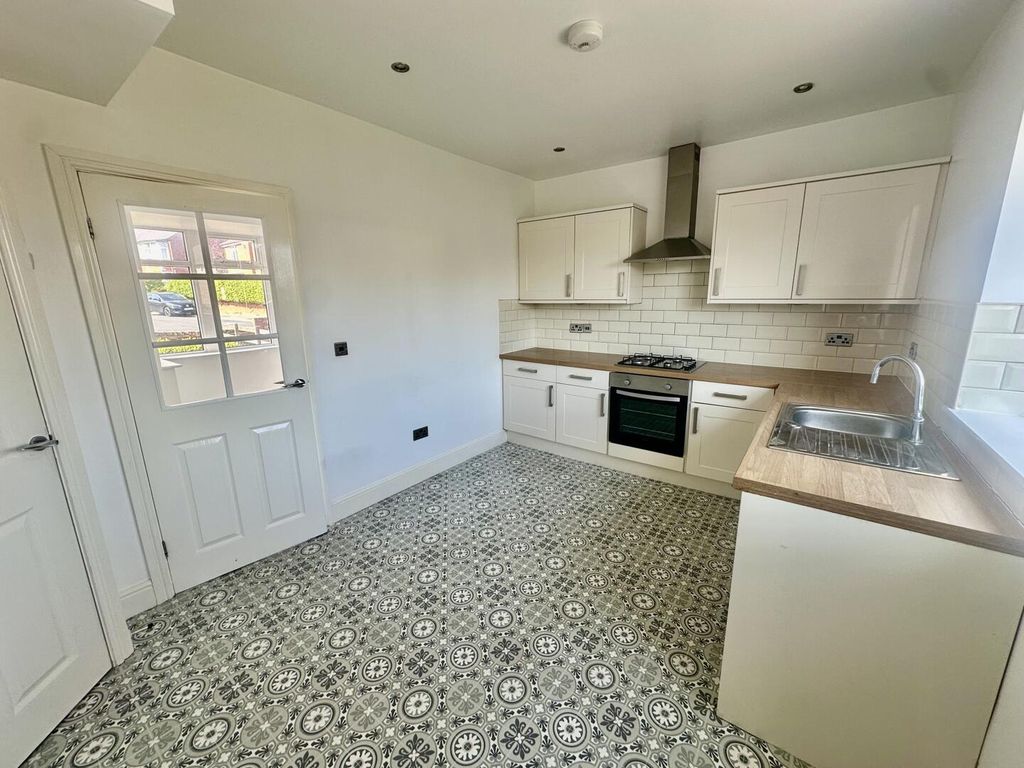 Property photo 3 of 8 Kitchen