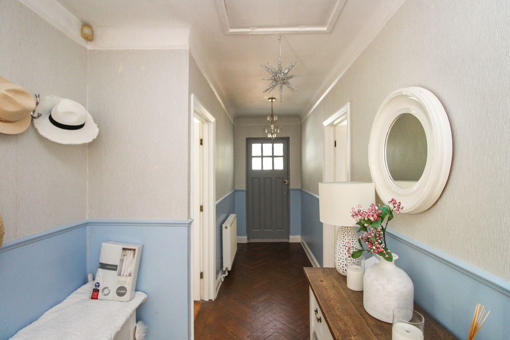 Property photo 2 of 11 Entrance Hall