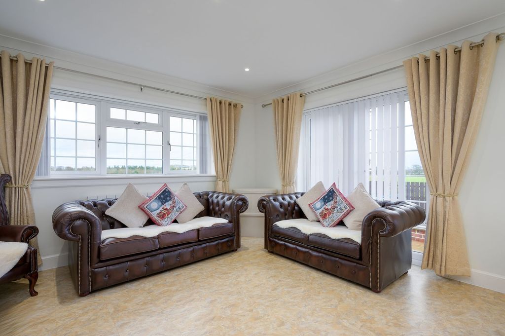 Property photo 2 of 12 Lounge