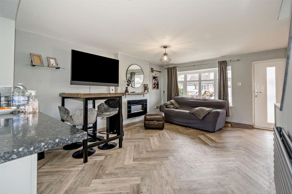 Property photo 3 of 11 8664120-Interior09-800.Jpg