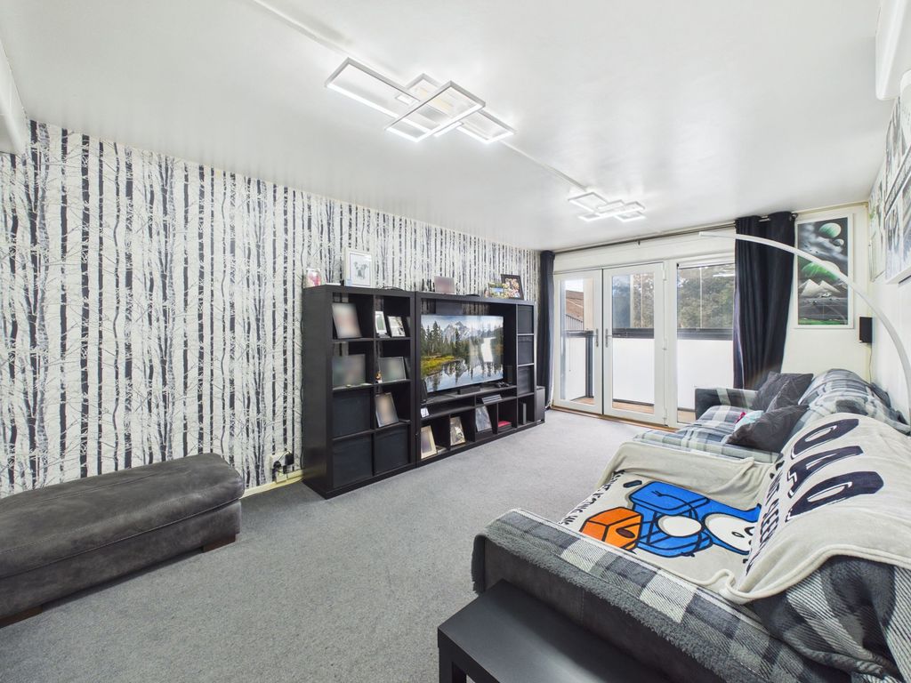 Property photo 3 of 12 Lounge