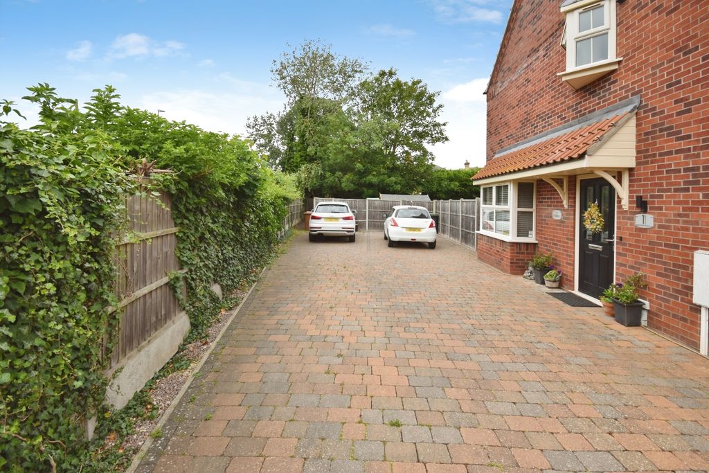 Property photo 3 of 18 Driveway