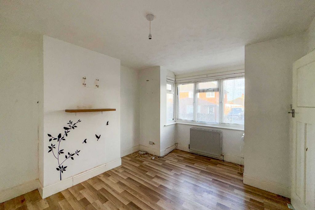 Property photo 3 of 18 12 Lea Road, Lake, Sandown, Isle Of Wight, Po36 9Hx