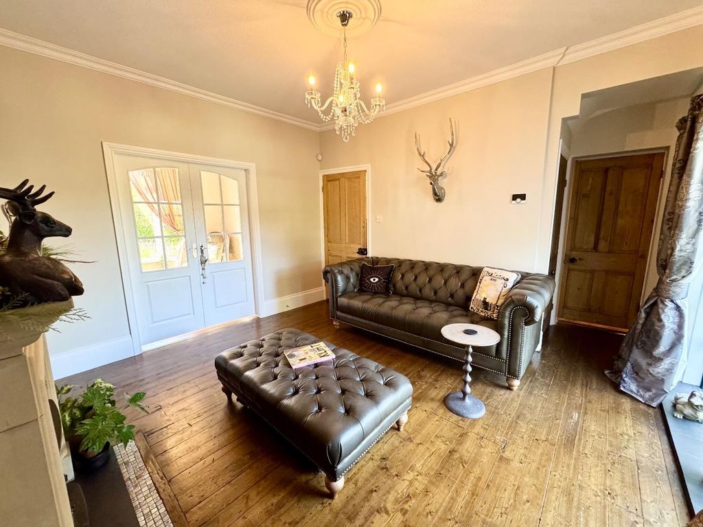 Property photo 3 of 22 Lounge