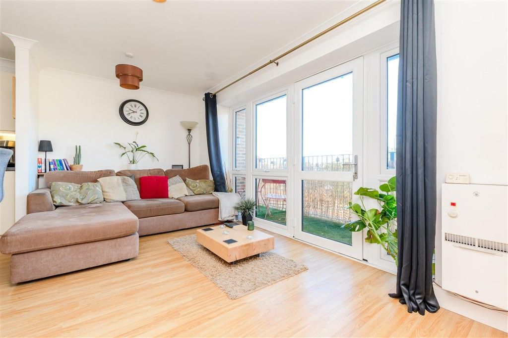 Property photo 2 of 8 Lounge