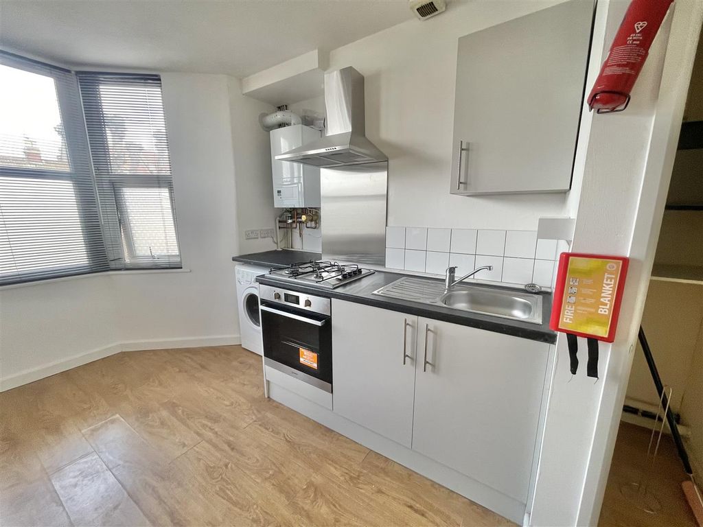 Property photo 3 of 6 Kitchen