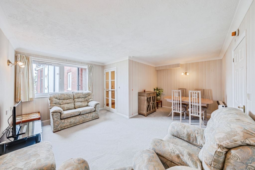 Property photo 1 of 11 Lounge