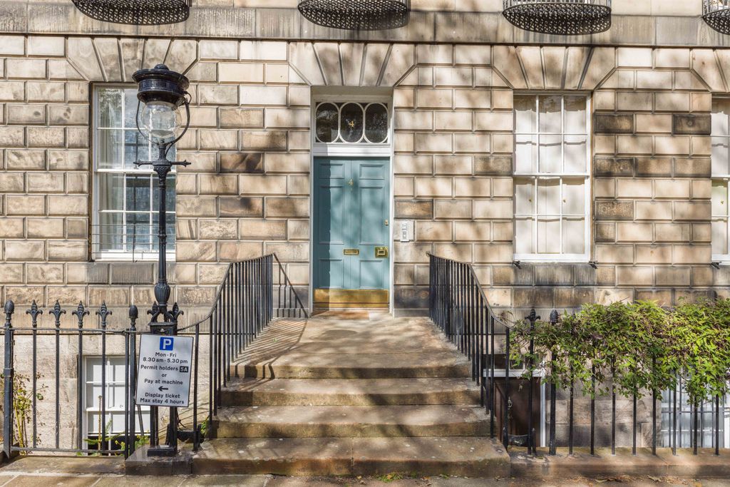 Property photo 3 of 28 4B North East Circus Place 07