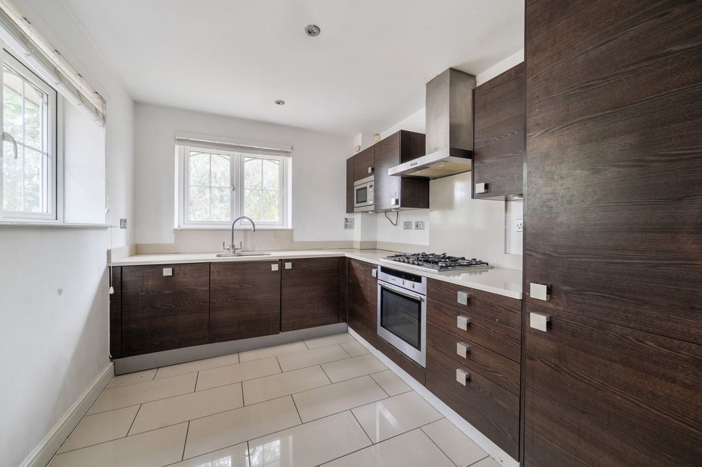 Property photo 3 of 11 Kitchen