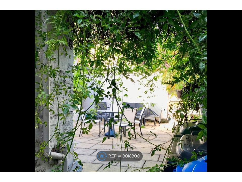 Property photo 3 of 19 Rear Courtyard Garden