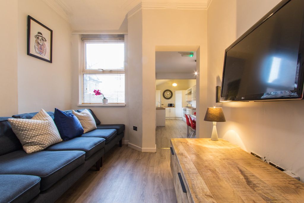 Property photo 3 of 6 9Cr Lounge