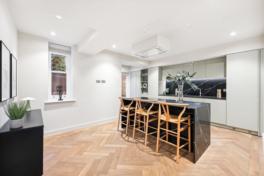 Property photo 3 of 25 Kitchen