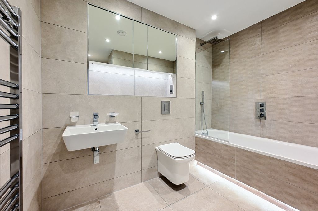 Property photo 3 of 11 Bathroom
