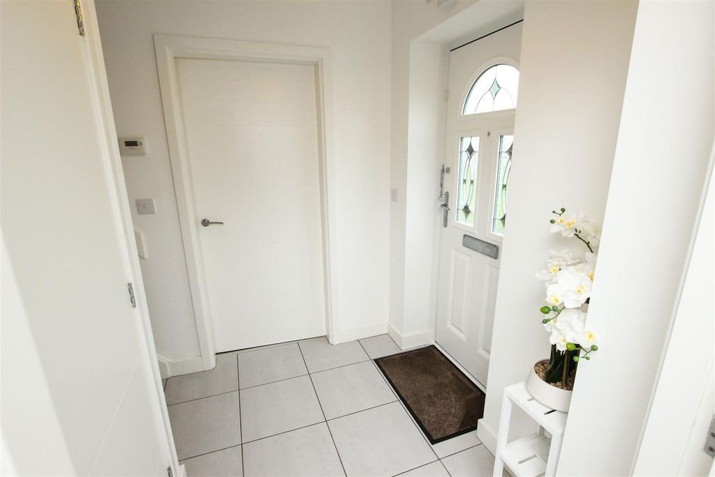 Property photo 3 of 18 Entrance Hall