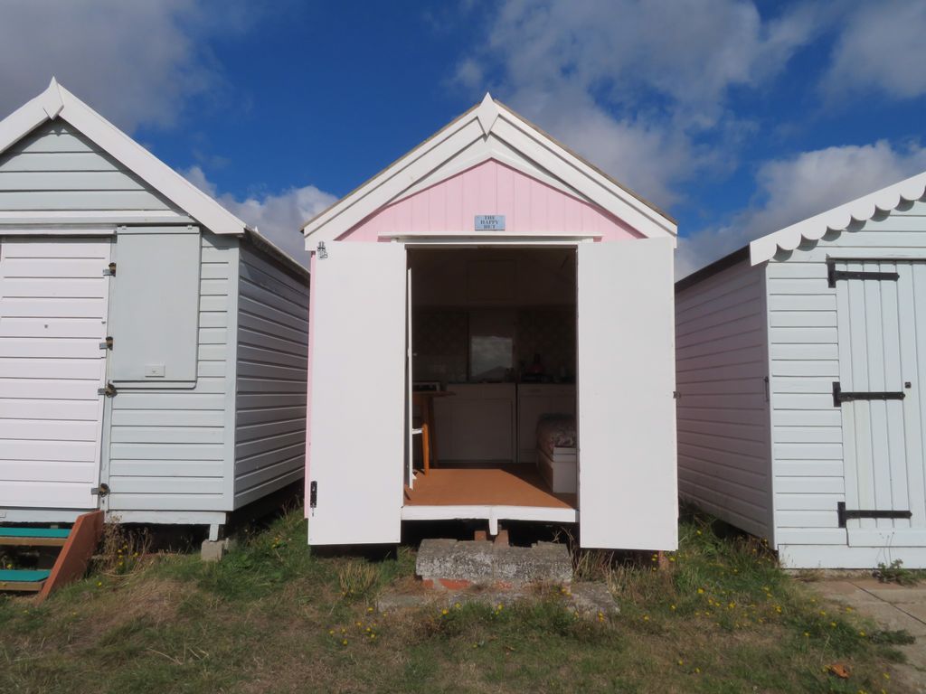 Property photo 1 of 8 Beach Hut For Sale