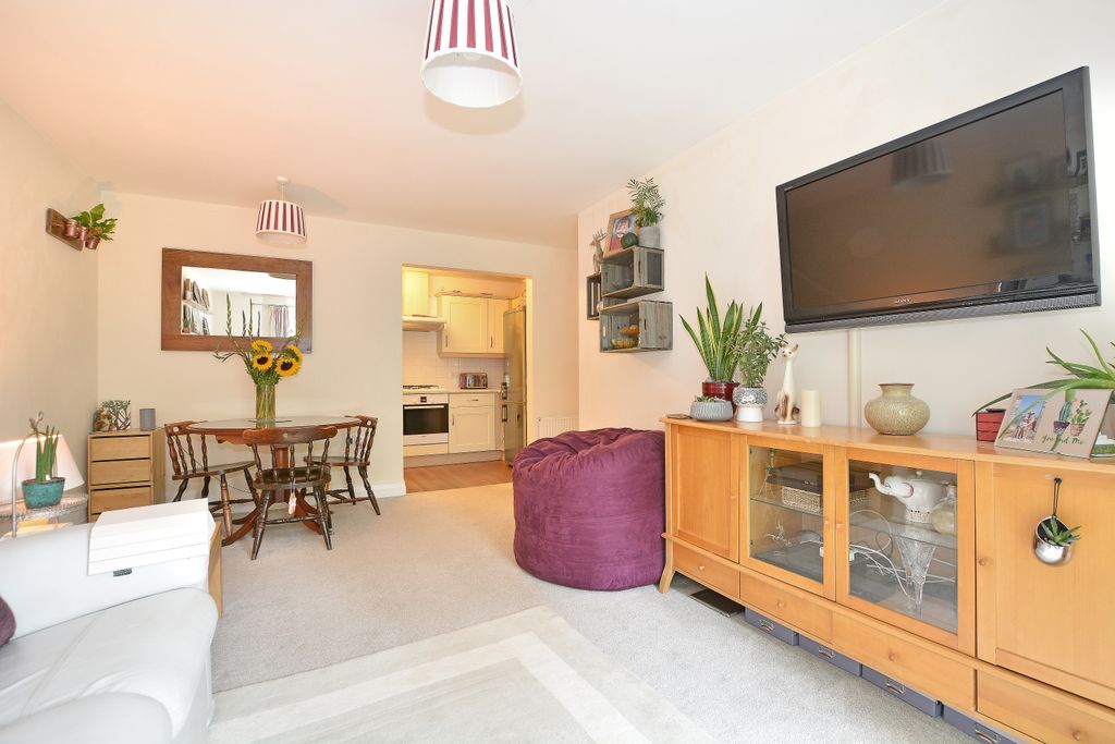 Property photo 3 of 8 Photo 03