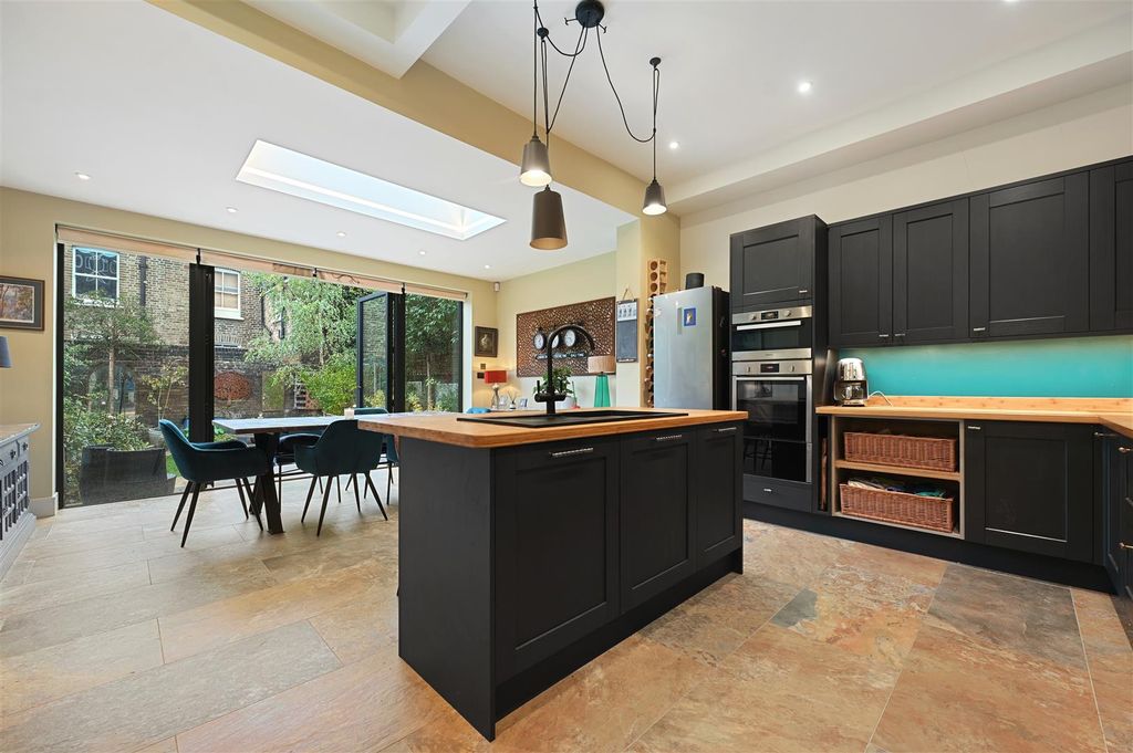 Property photo 3 of 17 Bradmore Park Road - Kitcheng1 (1).Jpg