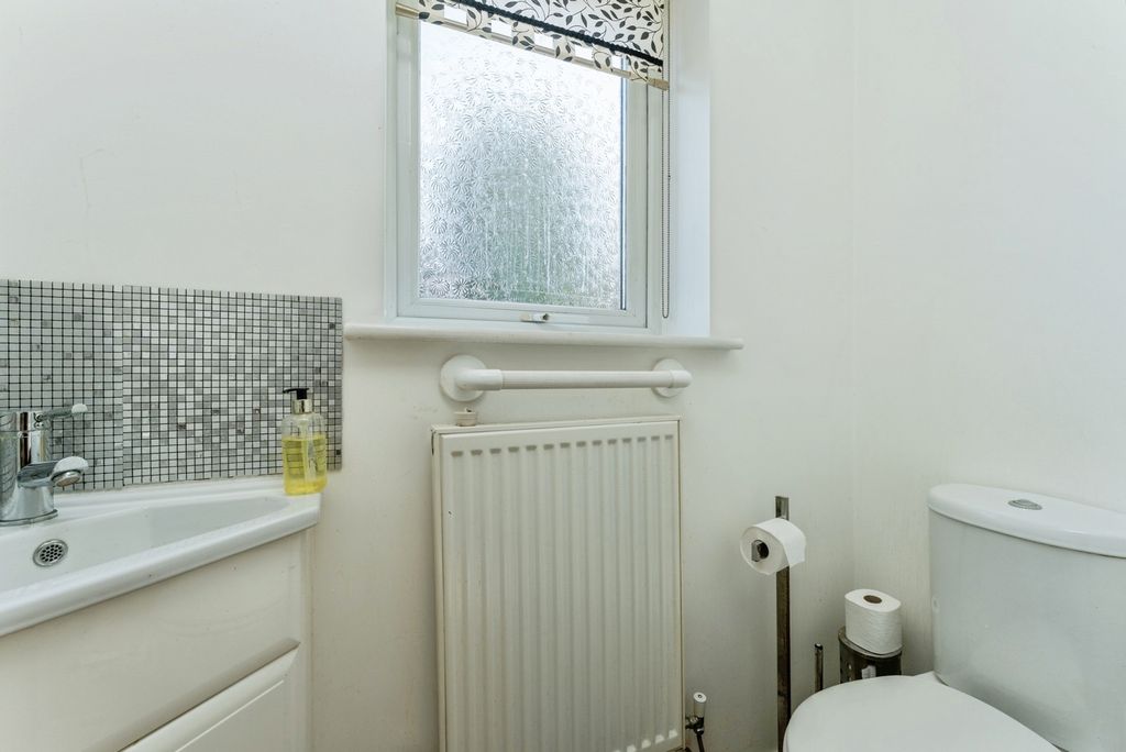 Property photo 2 of 18 Cloakroom