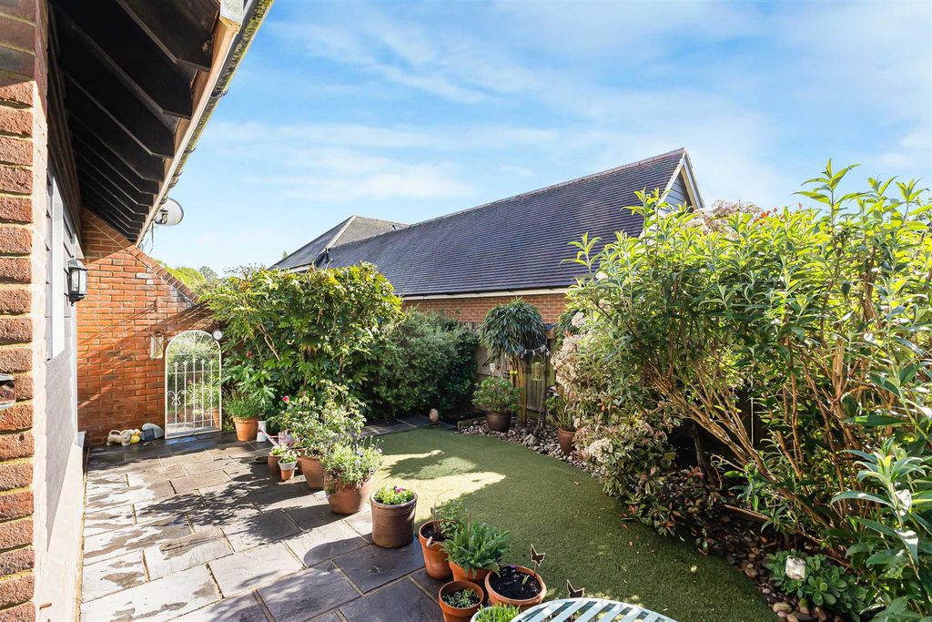 Property photo 3 of 16 Garden