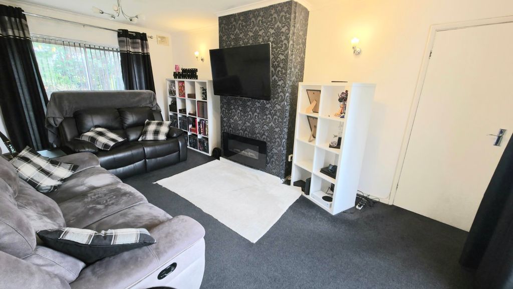 Property photo 2 of 15 Lounge