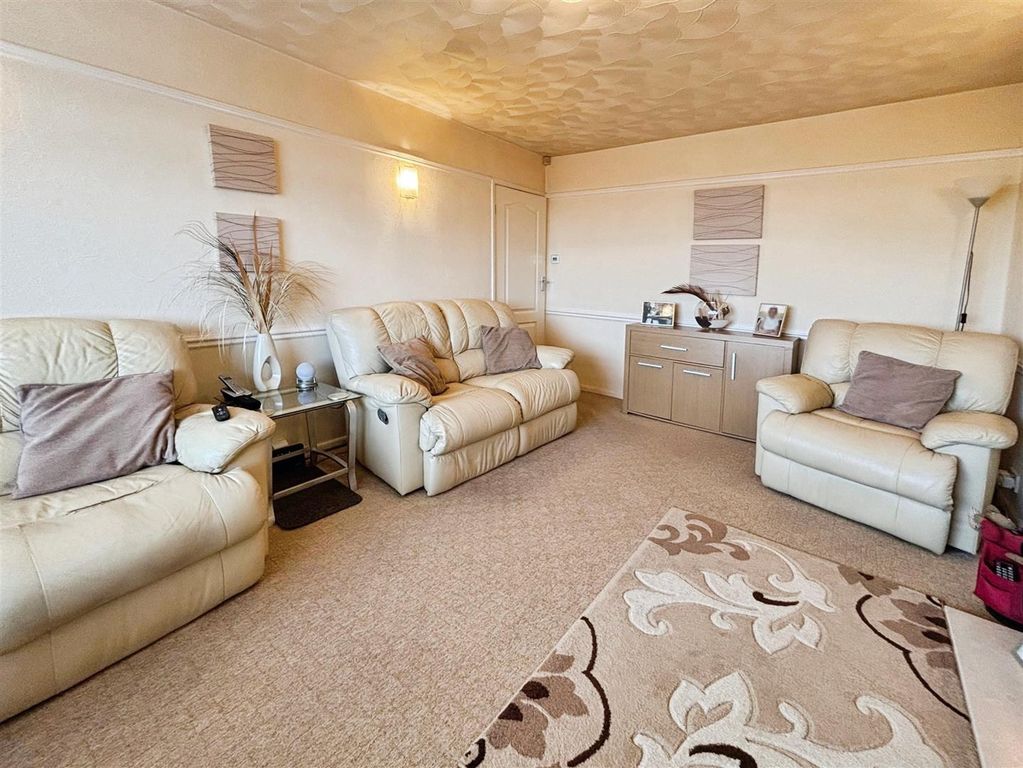 Property photo 3 of 14 Lounge