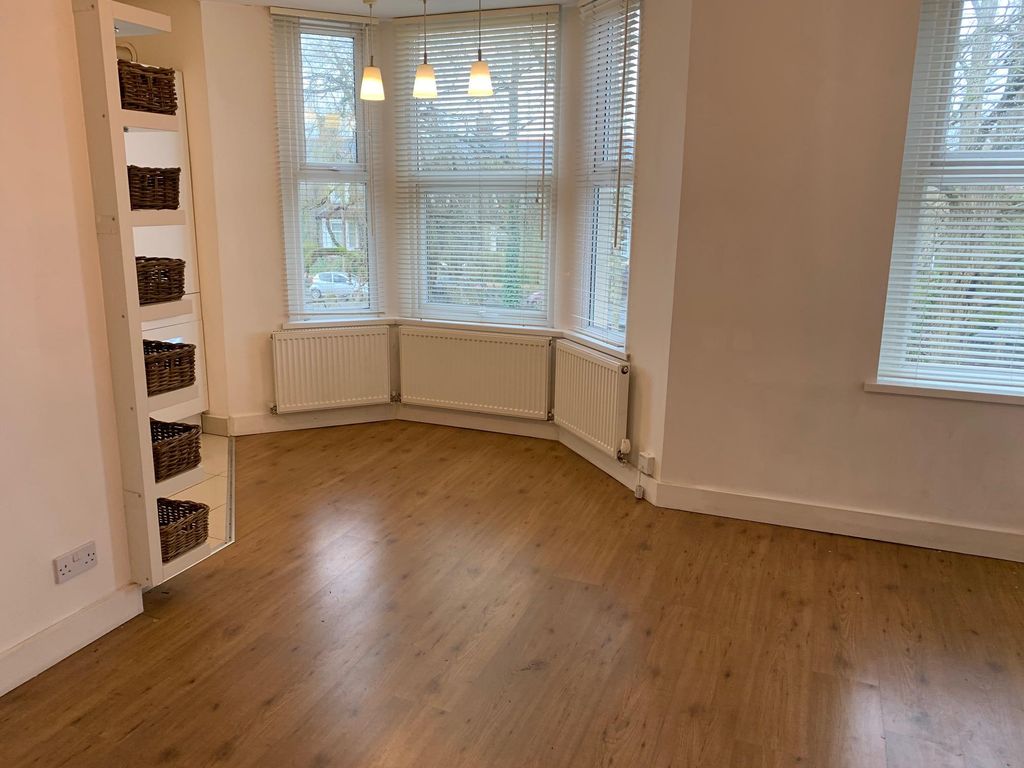 Property photo 1 of 7 Living Room