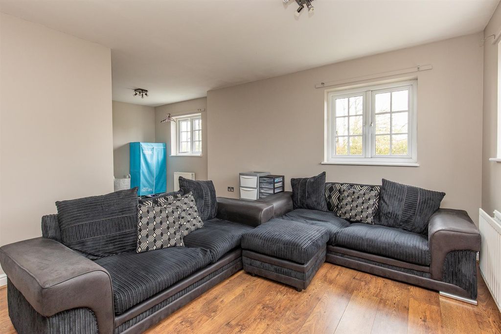 Property photo 3 of 10 Living Room/Kitchen