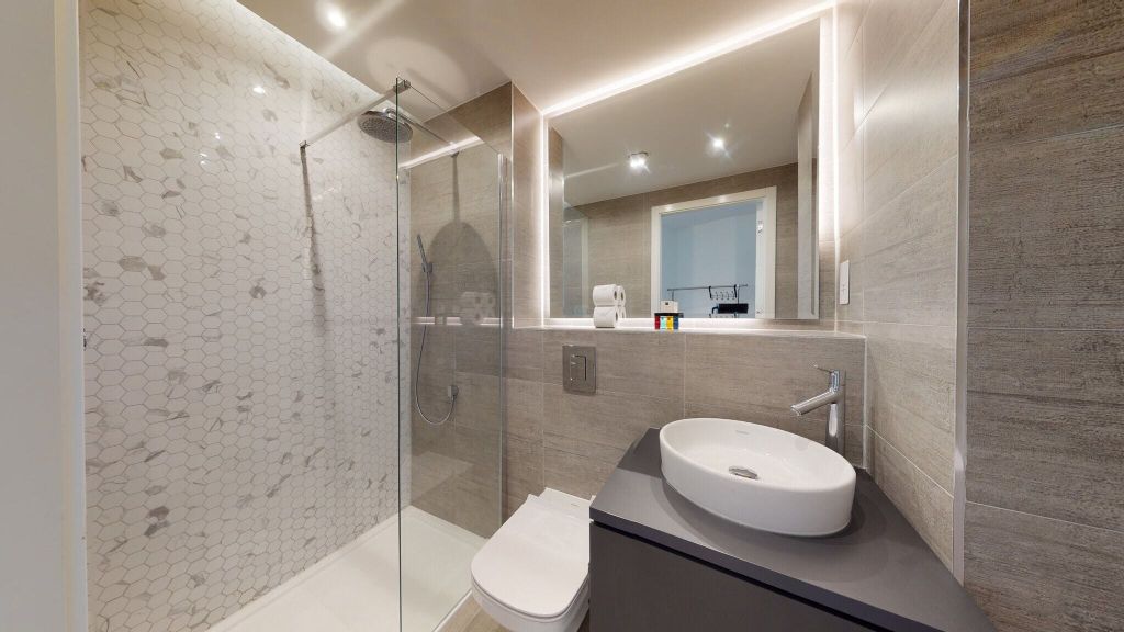 Property photo 3 of 11 Bathroom
