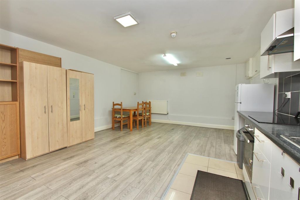 Property photo 3 of 11 Stamford Hill, N16