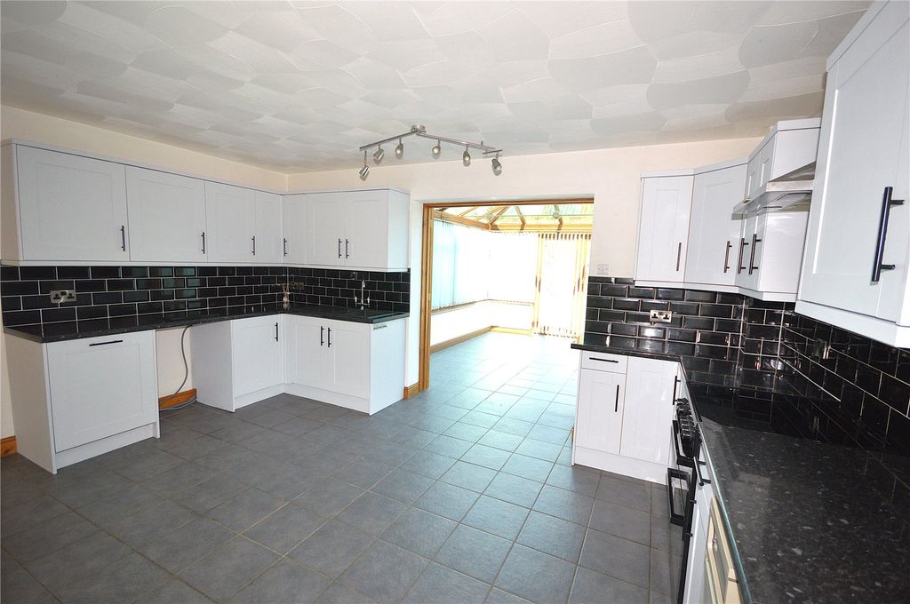 Property photo 2 of 23 Picture No. 21