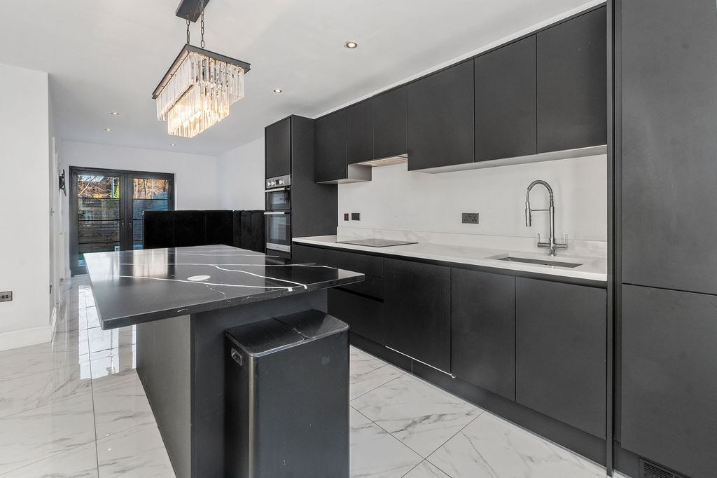 Property photo 3 of 28