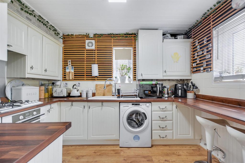 Property photo 3 of 27 Breakfast Kitchen