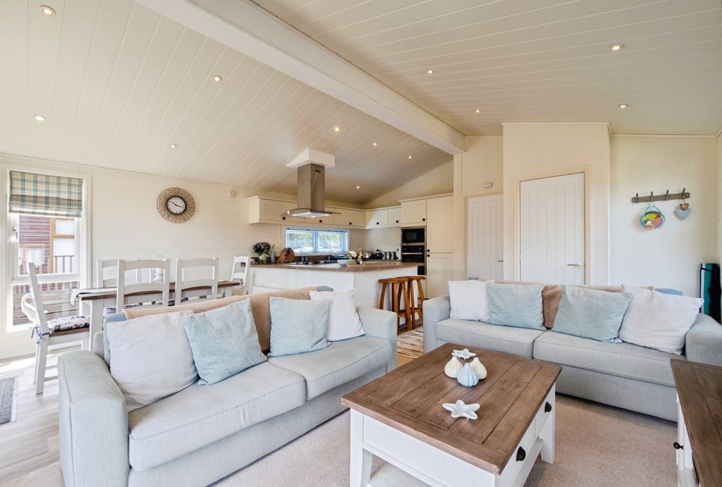 Property photo 2 of 14 Living:Sit