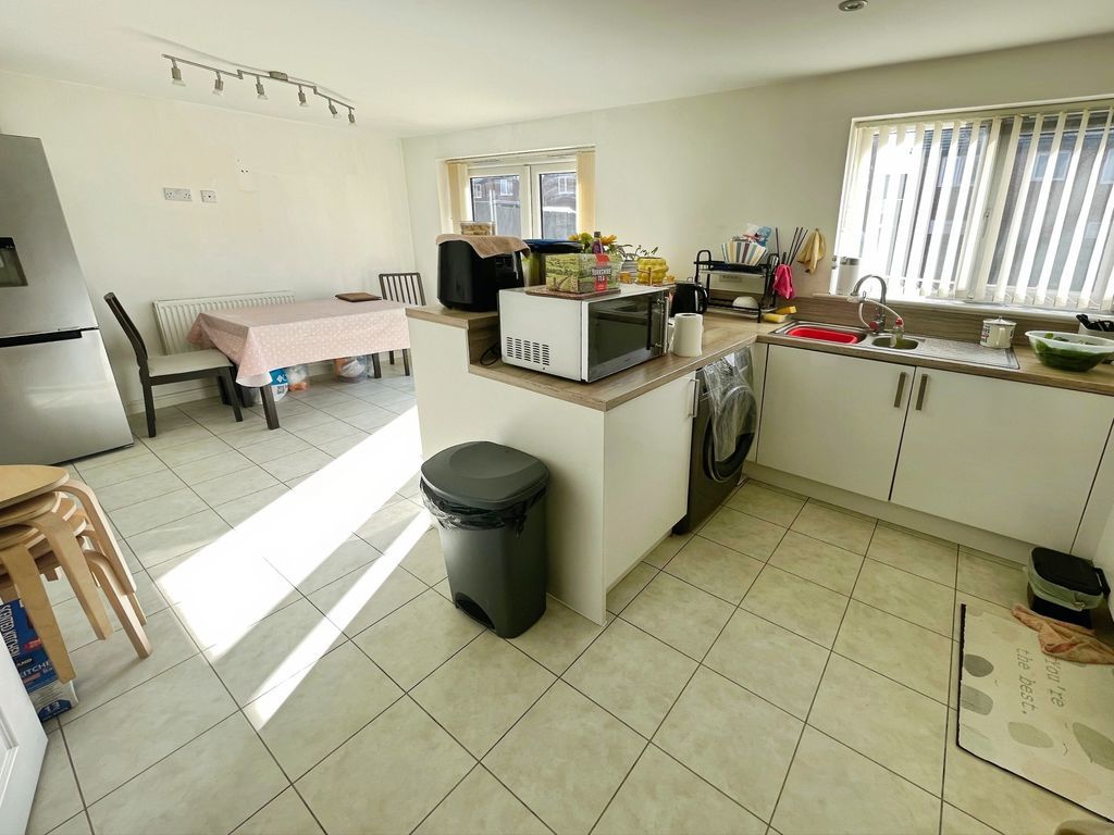 Property photo 3 of 14 Kitchen