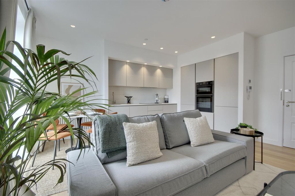 Property photo 1 of 26 198767Bb-7BA4-44F1-A08F-05567Fb2Ed9E_1_201_A.Jpeg