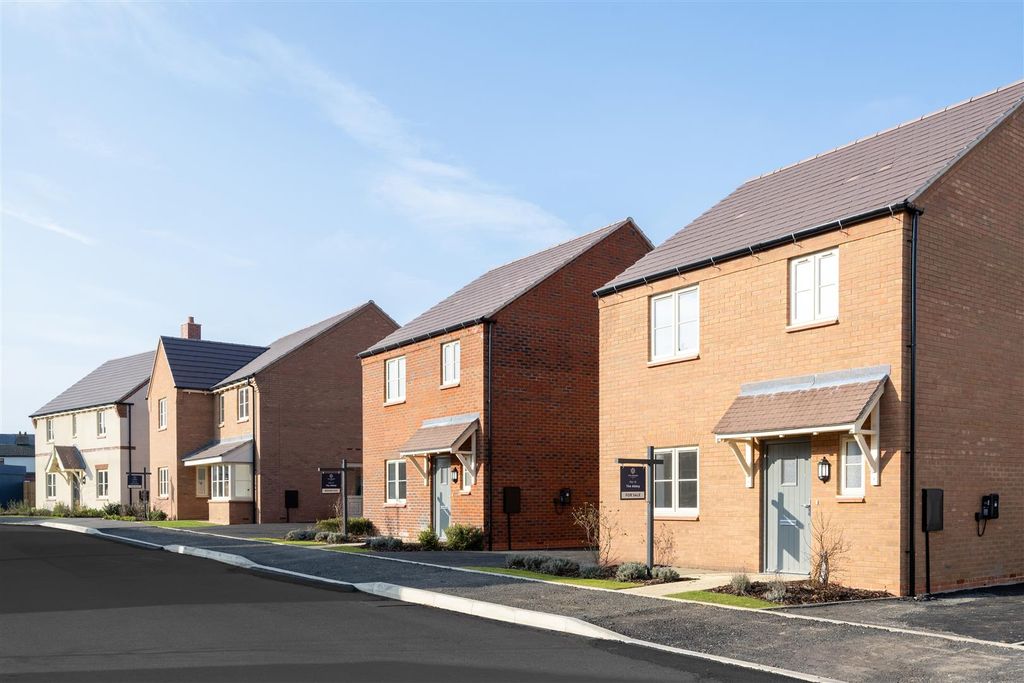 Property photo 2 of 11 Roxton-Streetscenes_Feb2025_003.Jpg