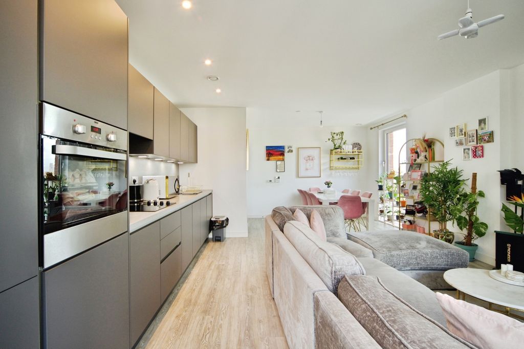 Property photo 3 of 21 Pbox-Img.Jpg