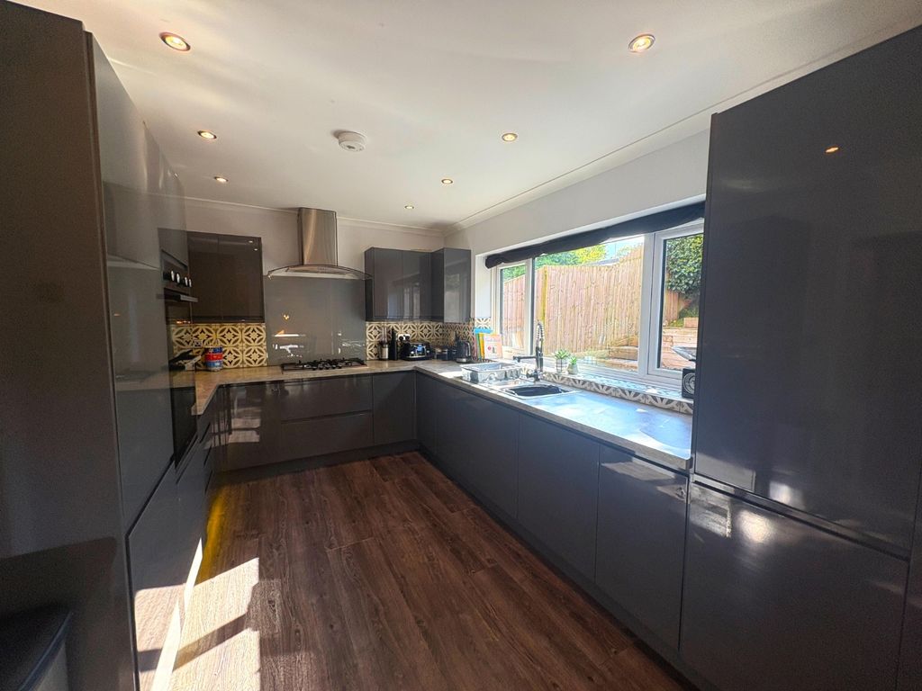 Property photo 3 of 18 Kitchen