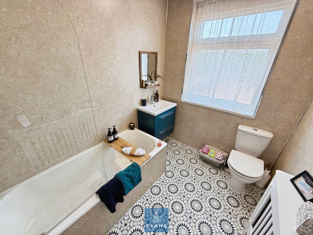 Property photo 3 of 17 Bathroom