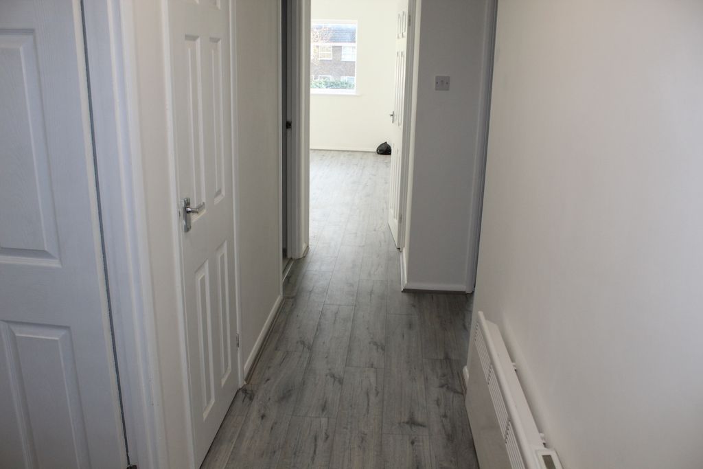 Property photo 2 of 11 Entrance Hall