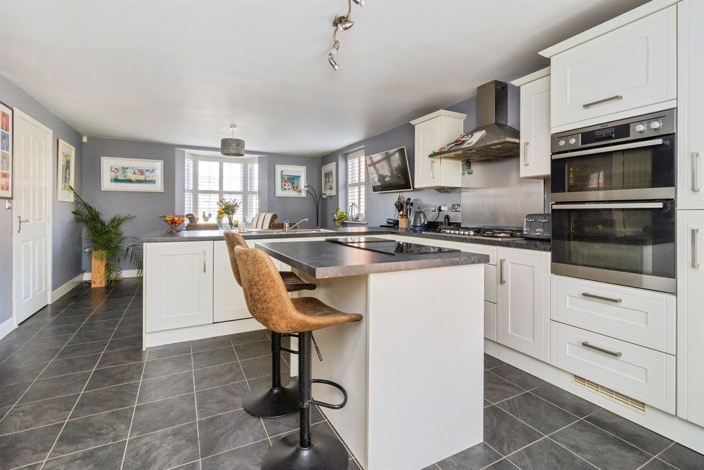 Property photo 3 of 28