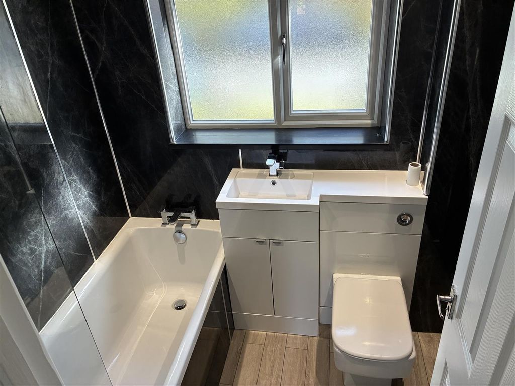 Property photo 2 of 14 Bathroom/W.c.