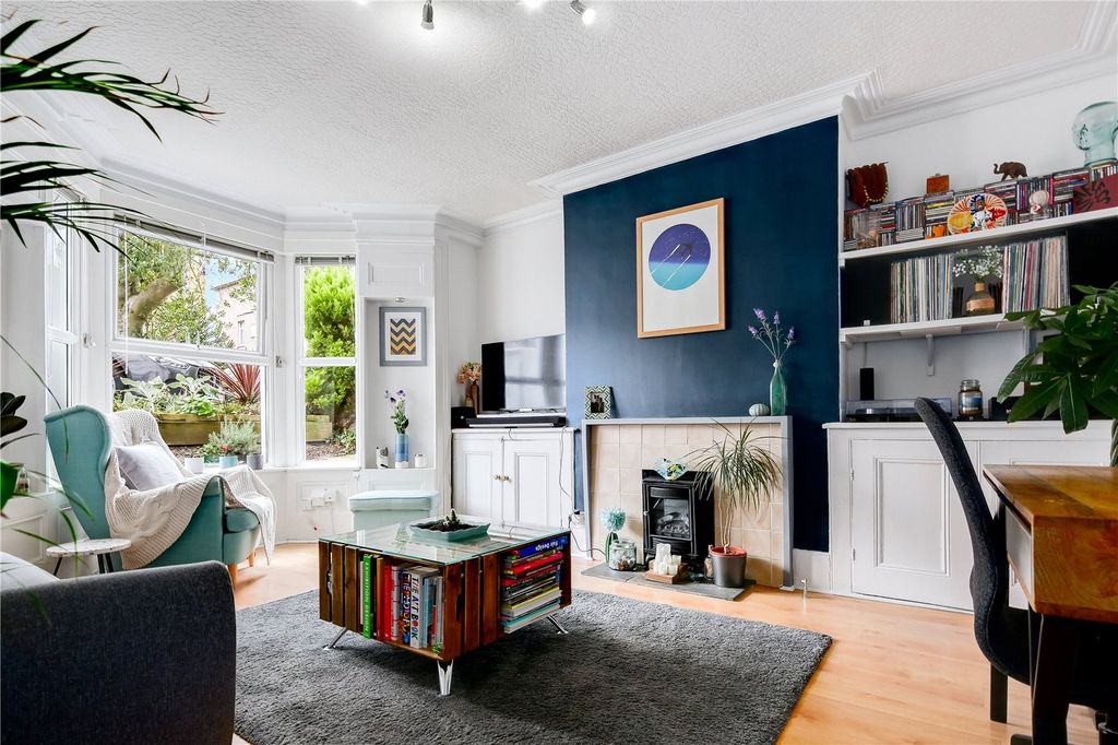 Property photo 1 of 17 Living Room