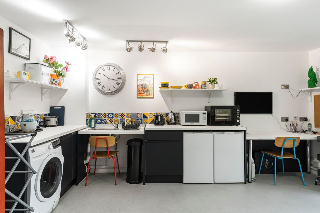 Property photo 3 of 18 Kitchen
