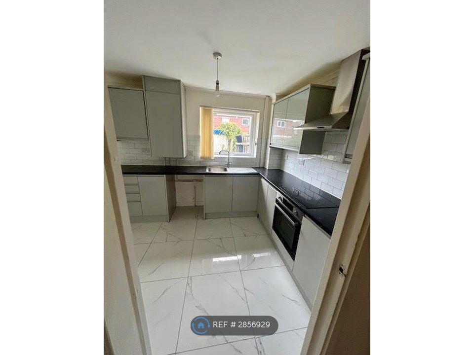 Property photo 3 of 10 Kitchen