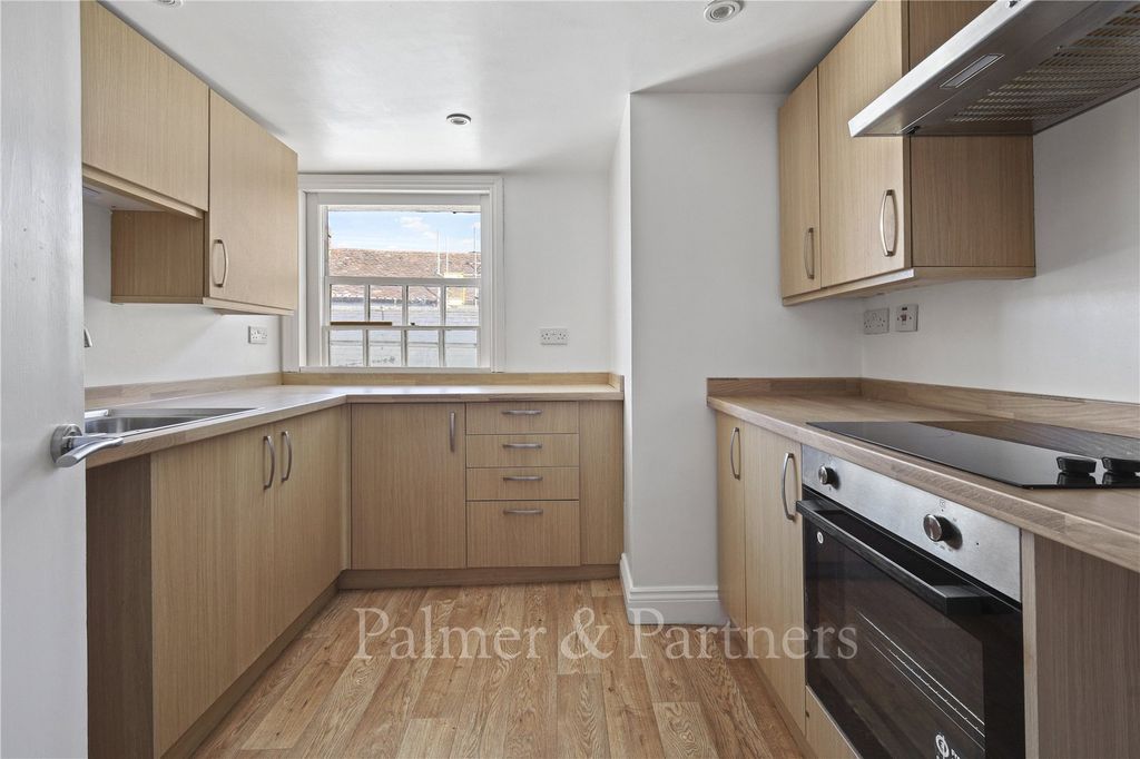 Property photo 3 of 7 Kitchen