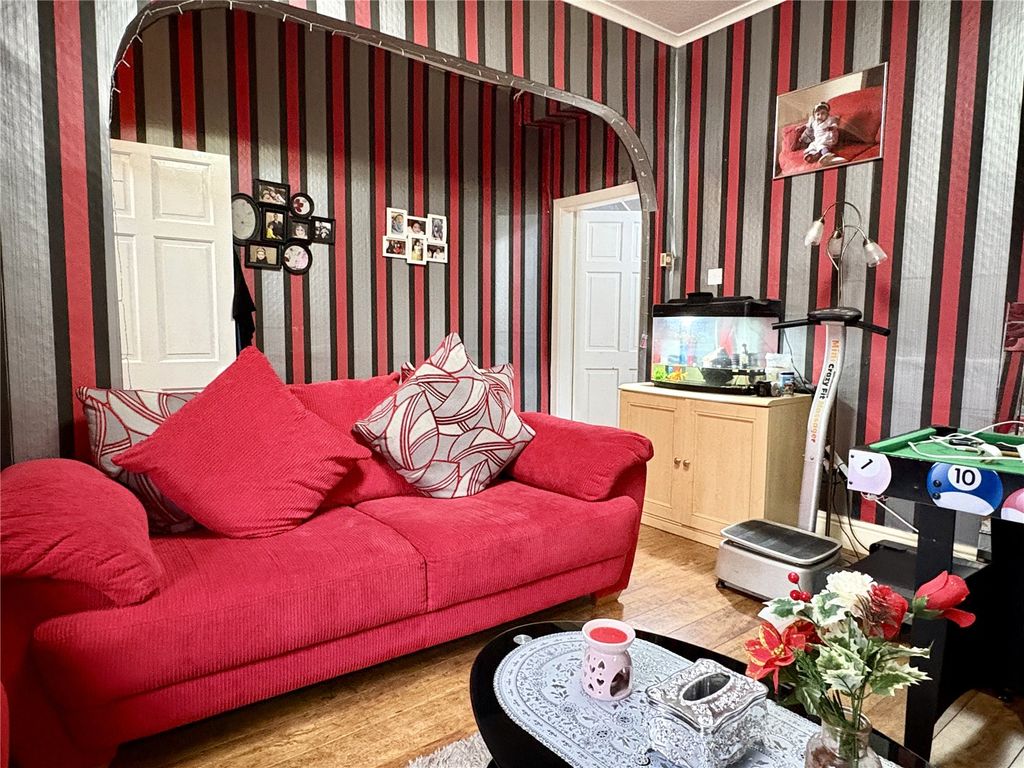 Property photo 3 of 16 Lounge