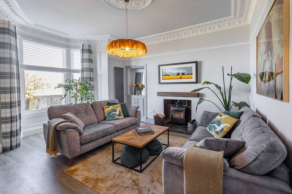 Property photo 3 of 36 Lounge